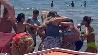 Şezlong tartışması bir anda şiddetlendi! Kadın turistler birbirine girdi... Saça saç baş başa kavgayı kimse ayıramadı