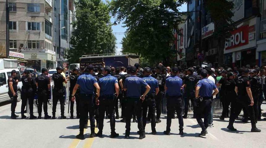 Deprem kentinde esnaf kazan kaldırdı, yolu kapattı! "Belediye başkanı sözünde durmadı"