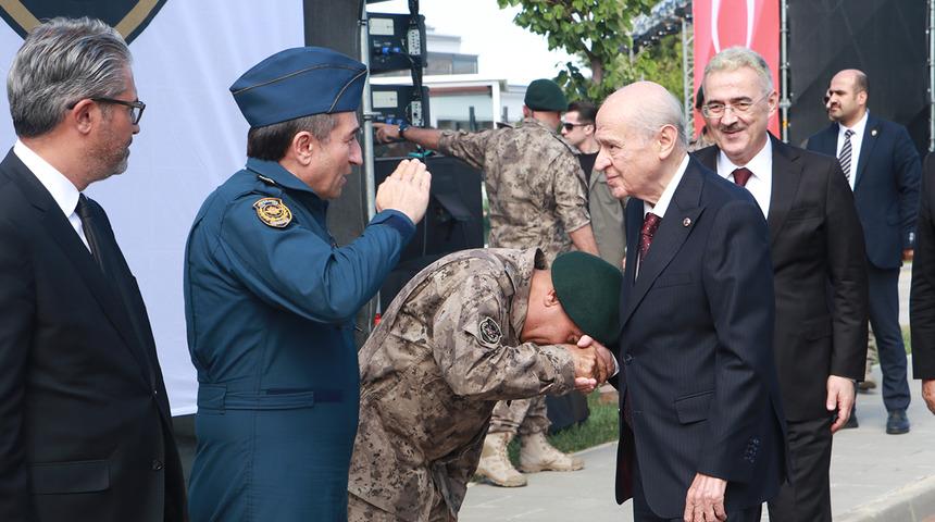 Devlet Bahçeli'nin ziyaretindeki o kare gündem oldu! Özgür Özel'e MHP'li isimden yanıt