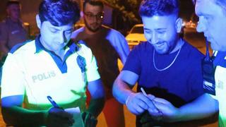 Alkollü sürücünün neşesi polisleri de şaşırttı! Ceza yiyince kahkaha atıp 'oh' çekti