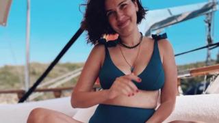 Ülkeye döndü soluğu tatilde aldı... Bergüzar Korel'in şezlong pozlarına beğeni yağdı 