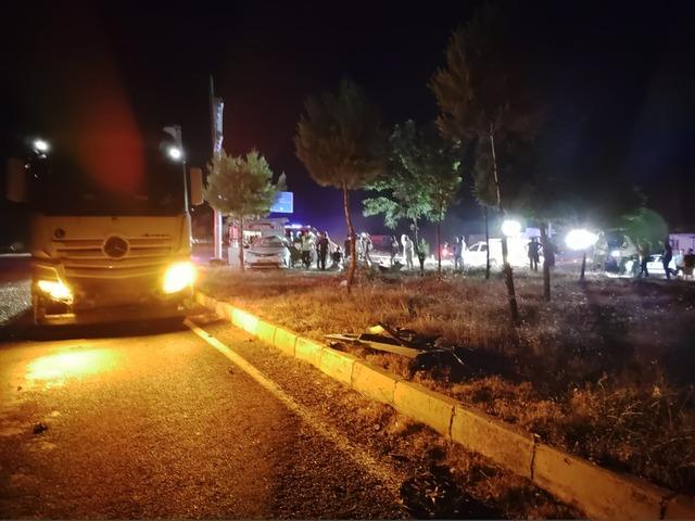 Adıyaman'da tır ile otomobil çarpıştı, 1 kişi öldü 3 kişi yaralandı