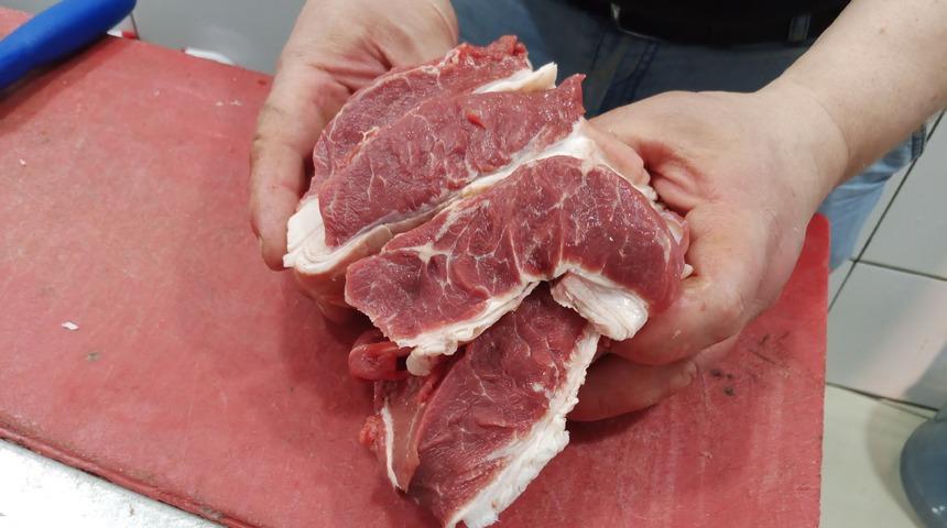 Havalar ısındı, bakteriler arttı! Kasaptan uyarı: Buzluktan alınan eti yanlış y&ouml;ntemlerle &ccedil;&ouml;zd&uuml;rmeyin