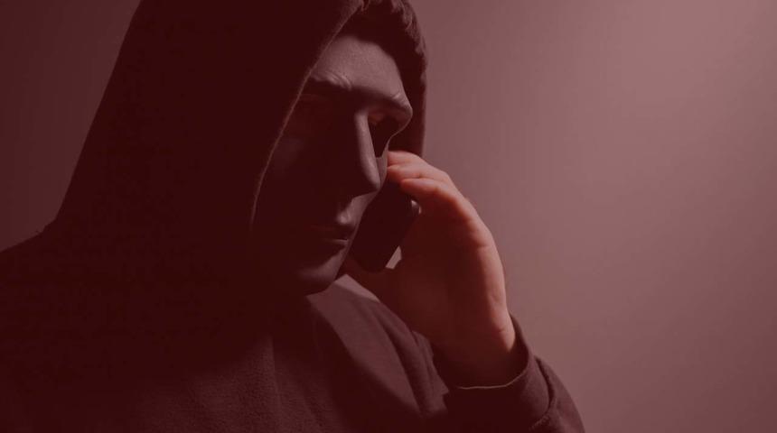 Yoldan geçen genç büyük tuzağı engelledi! İkisinin de telefonu aynı anda çaldı... 'Seslerini dinlettiler'