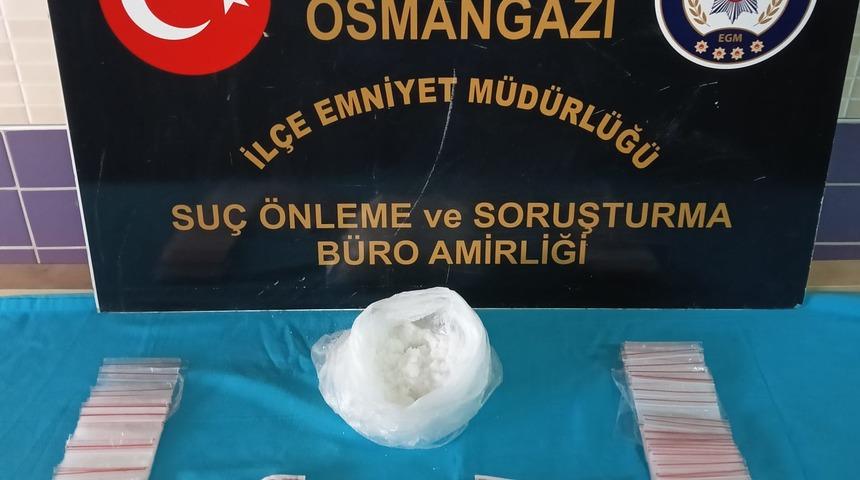 Bursa'da polisten kaçarken kaza yapan zanlının çantasından uyuşturucu çıktı