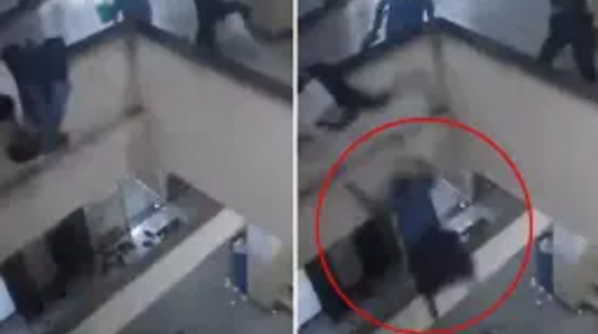 Arkadaşlarıyla şakalaşırken dengesini kaybedip üçüncü kattan düşerek öldü! O anlar saniye saniye güvenlik kamerasına yansıdı