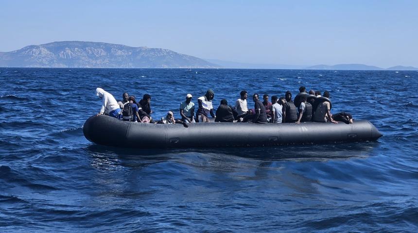 İzmir açıklarında 89 düzensiz göçmen yakalandı, 43 düzensiz göçmen kurtarıldı