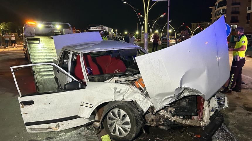 Uşak'ta iki otomobilin çarpıştığı kazada 6 kişi yaralandı