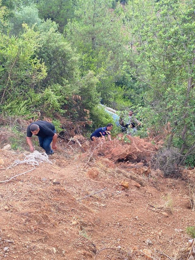 Adana'da ağaçlık alana devrilen otomobildeki 7 kişi yaralandı