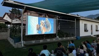 Evinin bahçesini açık hava sinemasına çevirdi, köyün çocuklarına unutulmaz bir akşam yaşattı! İzleyenlerin içini ısıtan görüntüler...