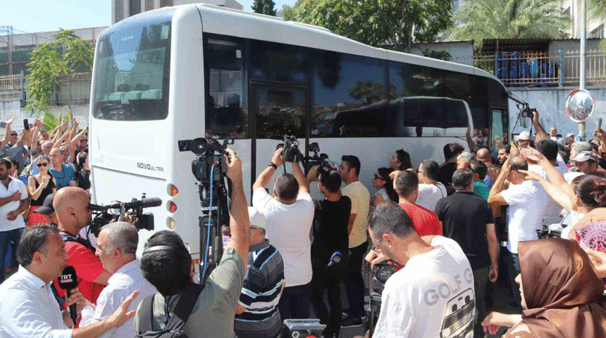 İzmir'de iki kişinin elektrik akımına kapılıp ölmesiyle ilgili 27 kişi adliyede! Yakınları bu sloganla ortalığı inletti