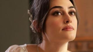 Esra Bilgiç son pozlarıyla yine sosyal medyayı salladı! Ünlü isim kayıtsız kalamadı! 'Göz değil nakış mübarek' 