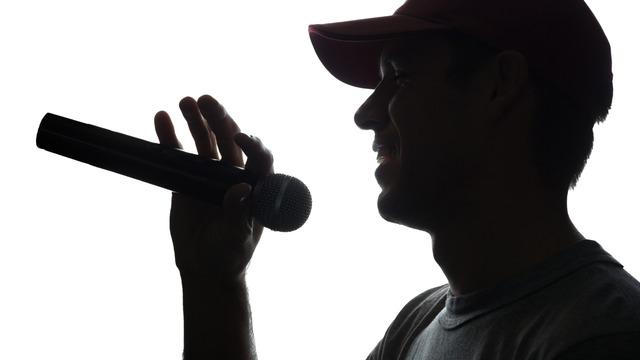 Tek belirtisi yüksek sesle şarkı söyleyememekti! 6 ay sonra hayatını kaybetti... Karaokede aniden sesi kısıldı 