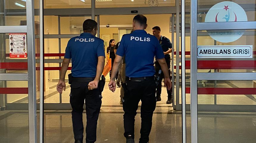 Üst geçitten atlayan genç kızı, sürücüler fark etti!