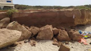 İspanya'da sahilde güneşlenirken üzerine taş düşen bebek hayatını kaybetti! Babası ise yaralı