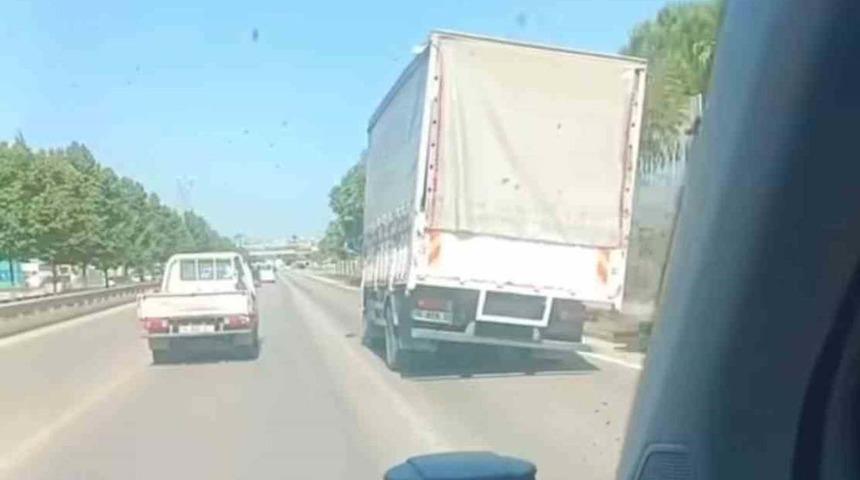 Görenler gözlerine inanamadı, yürekleri ağza getirdi! Trafikte tehlikeli anlar