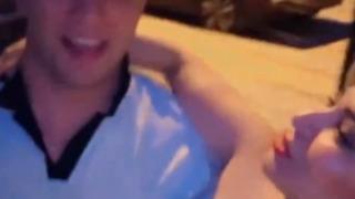 Kendisi 42 sevgilisi 22 yaşında! Çektikleri video sosyal medyada gündem oldu... Genç sevgili yapın sizi bir ömür boyu taşısın