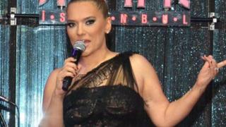 Yağlarını aldırınca kendini paylaşmaya doyamadı! Demet Akalın siyah bikinisiyle poz verdi