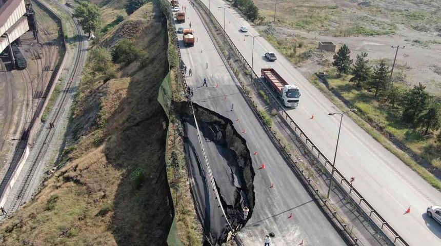Kara yolu çöktü! Demir yolu da ulaşıma kapandı... Havadan böyle görüntülendi