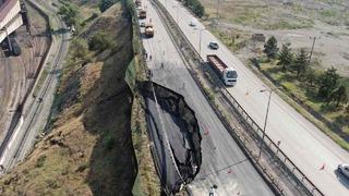 Kara yolu çöktü! Demir yolu da ulaşıma kapandı... Havadan böyle görüntülendi
