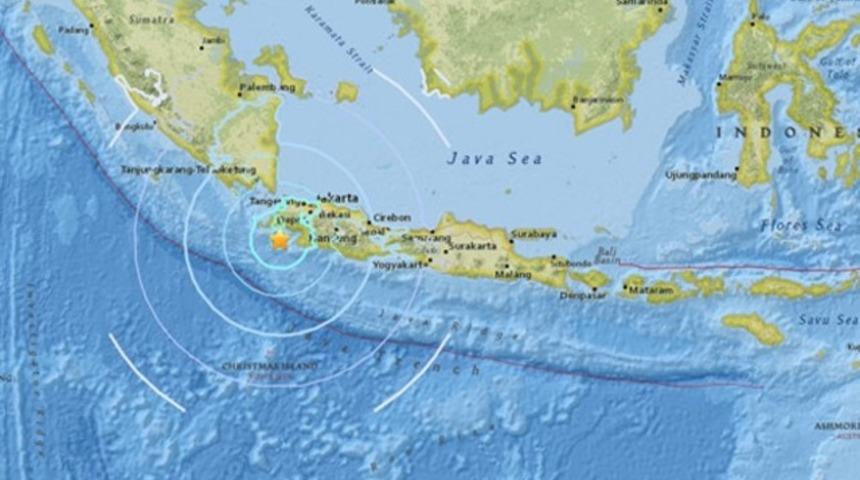 Endonezya'da deprem! Şiddetli sarsıntı binaları salladı!