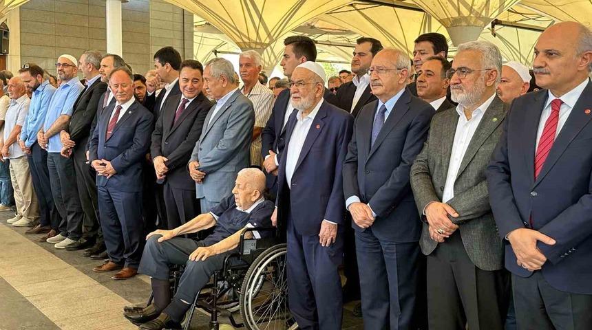 Temel Karamollaoğlu’nun acı günü: Annesi son yolculuğuna uğurlandı