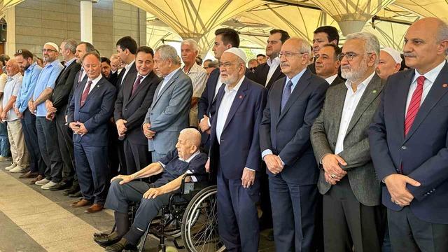 Temel Karamollaoğlu’nun acı günü: Annesi son yolculuğuna uğurlandı