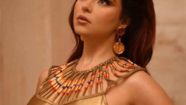 Kıvrımlı model Demi Rose evinin bahçesine hiçbir şey giymeden uzandı! Tepki yağdı! 'Ne yapacağını şaşırdı'