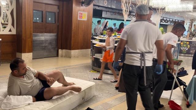 Kliması bozuk otelde Rus turiste yeni oda verilince Türk müşteri çareyi böyle buldu! Sosyal medya onu konuştu, istediğine kavuştu