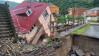 Şiddetli yağış nedeniyle yollar çöktü, bir ev yan yattı!