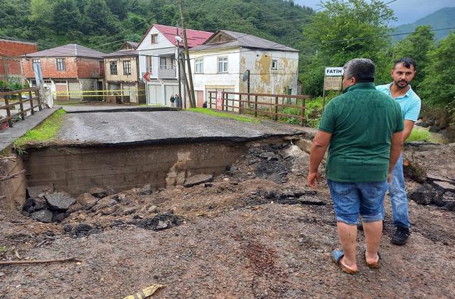 Giresun’da şiddetli yağış nedeniyle bir ev yan yatarak kullanılmaz hale geldi. Ulaşım yollarının bir kısmı ise çöktü. Bölgeye AKUT ve AFAD intikal etti. 640xauto