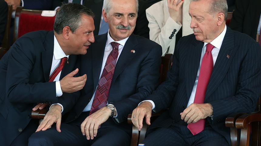 KKTC’de dikkat çeken görüntü! Erdoğan ile Özgür Özel bir süre sohbet etti