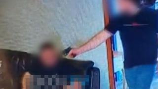 Önce silahla vurdu sonra kafasını tekmeledi! Dehşet anları böyle görüntülendi…