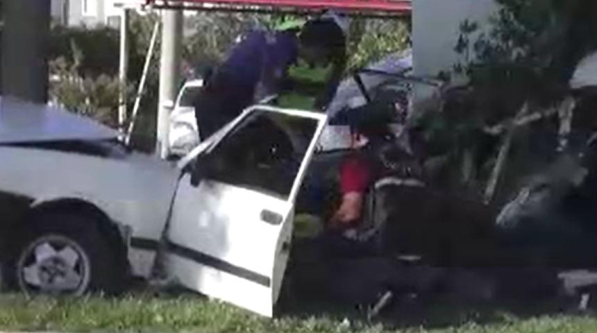 Kahramanmaraş'ta feci olay! Ağaca çarpan otomobil ikiye bölündü