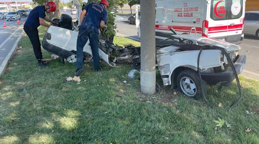 Otomobili görenler şaştı kaldı! Ortadan ikiye bölündü: 1 ölü, 1 yaralı