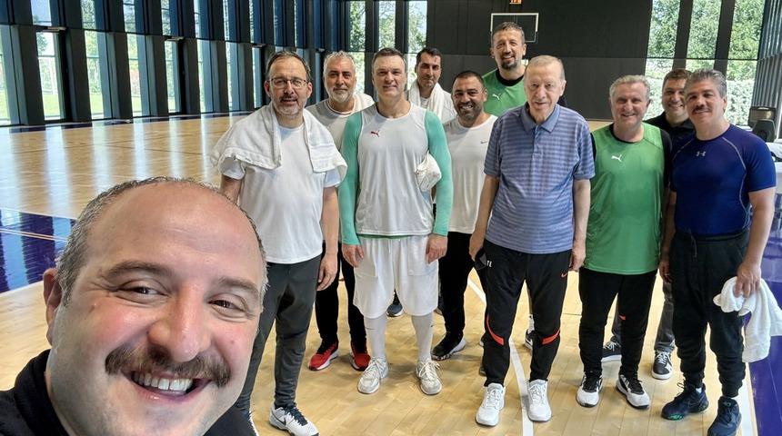 Cumhurbaşkanı Erdoğan basket sahasında: Özçekimi Mustafa Varank paylaştı