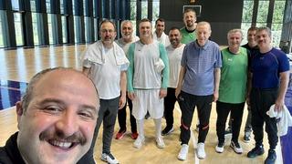 Cumhurbaşkanı Erdoğan basket sahasında: Özçekimi Mustafa Varank paylaştı