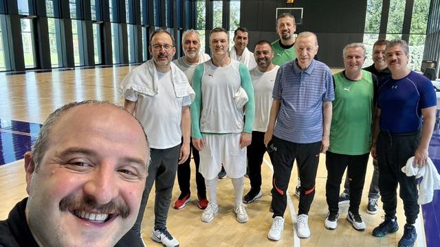 Cumhurbaşkanı Erdoğan basket sahasında: Özçekimi Mustafa Varank paylaştı