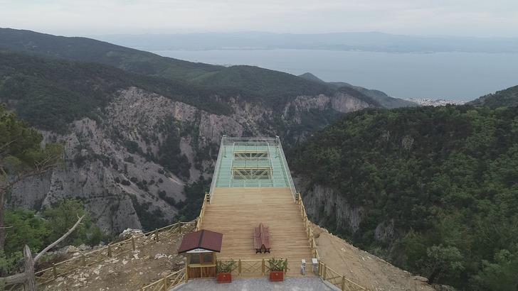 Kazdağları'ndaki seyir terasının camı çatladı! Ziyarete kapatıldı