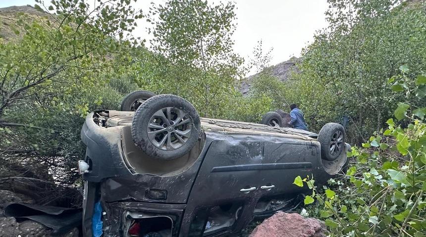 Bingöl'de şarampole devrilen hafif ticari araçtaki 5 kişi yaralandı