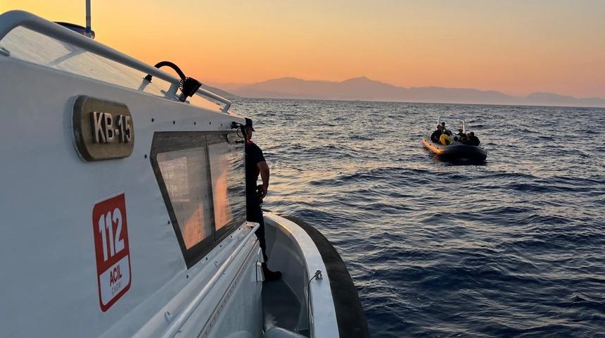 Dalaman açıklarında sürüklenen bottaki 24 düzensiz göçmen kurtarıldı