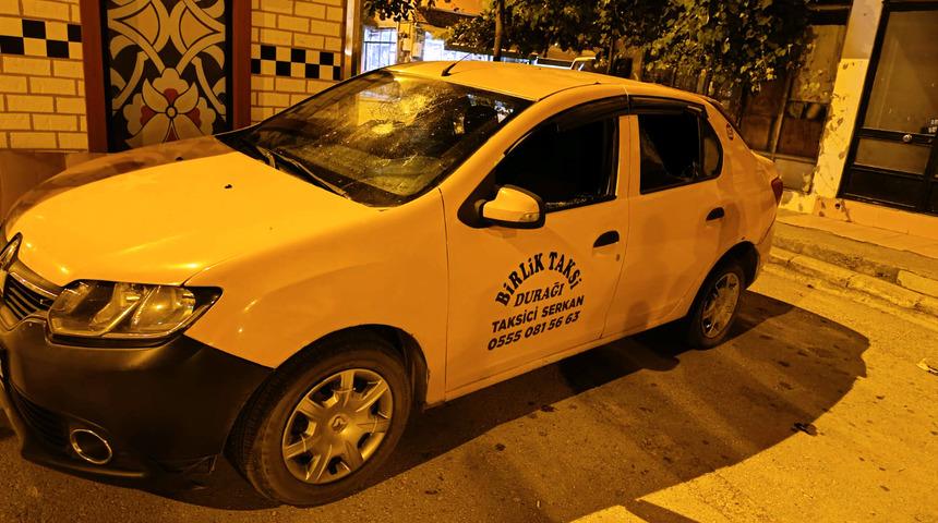 Düzce'de park halindeki ticari taksiye taş ve sopalarla zarar veren şüpheliler yakalandı