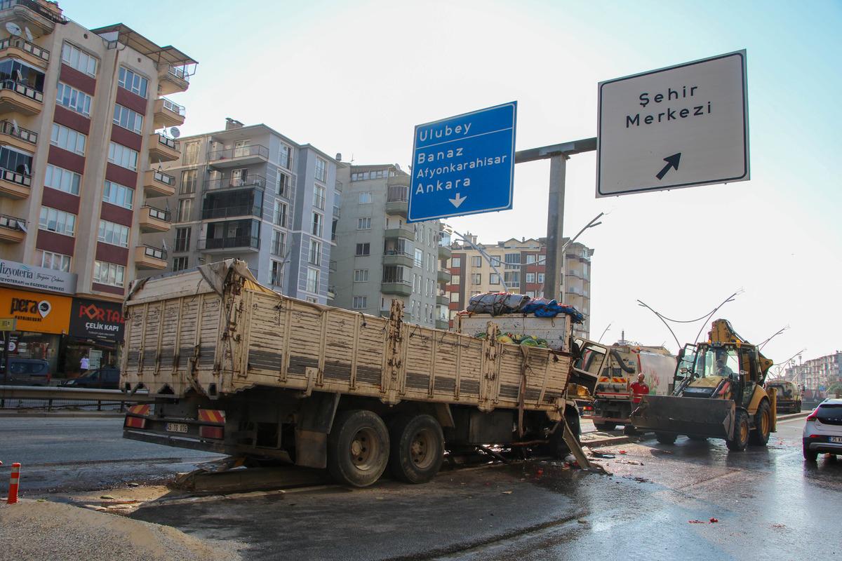 Uşak'ta direğe &ccedil;arpan kamyonun s&uuml;r&uuml;c&uuml;s&uuml; hayatını kaybetti