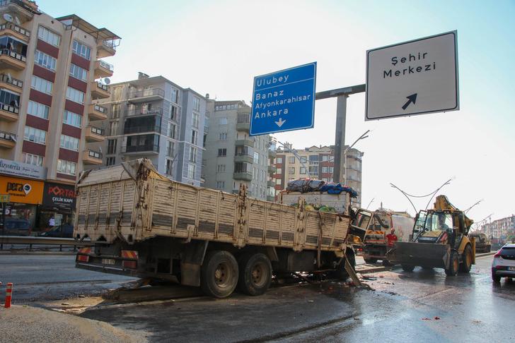 Uşak'ta direğe çarpan kamyonun sürücüsü hayatını kaybetti G1