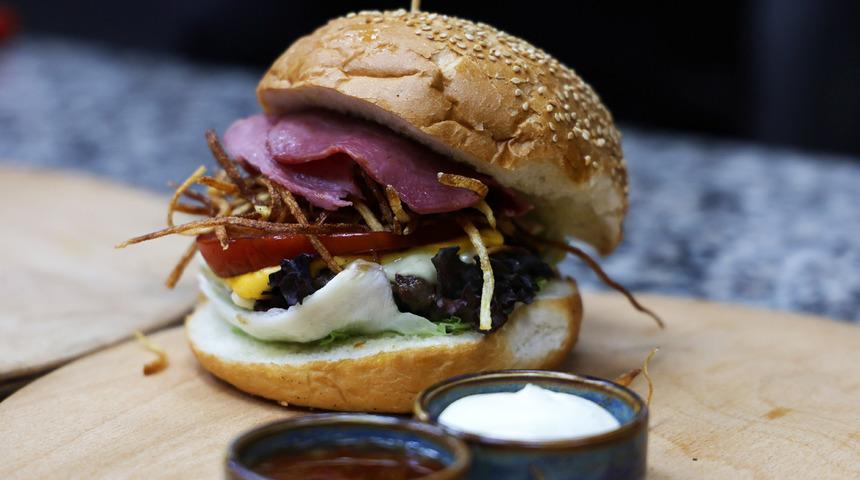 Bir il bu hamburgeri konuşuyor! 'Resmen Adana kebap yiyorum' Adeta yok satıyor