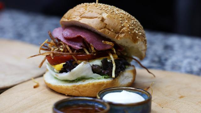 Bir il bu hamburgeri konuşuyor! 'Resmen Adana kebap yiyorum' Adeta yok satıyor