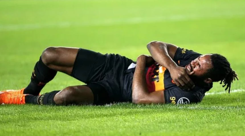 Son olarak Galatasaray forması giyen Luyindama futbolu bıraktığını açıkladı