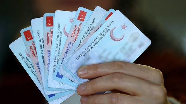 Muhalefet tepki göstermişti! Evlenen kadınların soyadı değişikliğiyle ilgili madde paketten çıkarıldı 