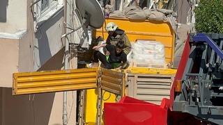 Beşiktaş'ta kamyon apartmana çarptı! Mahsur kalan vatandaşlar pencereden tahliye edildi