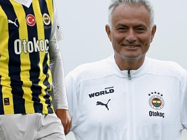 Fenerbahçe golcüsüne kavuşuyor! Yıldız oyuncu, Mourinho'nun telefonu sonrası teklifi kabul etti